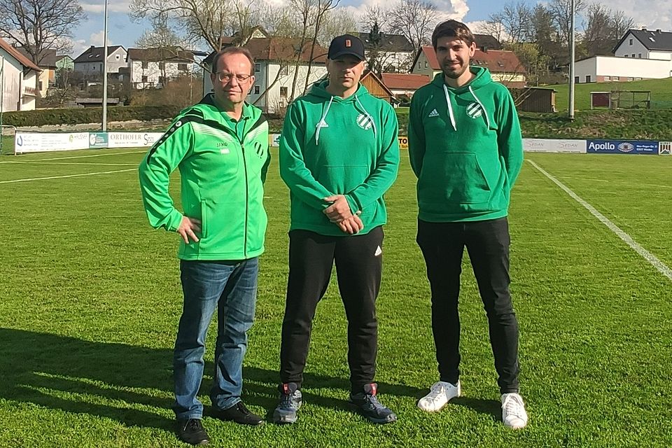 SVK-Vorsitzender Norbert Merkel (links) und Fußballabteilungsleiter Martin Lehner (rechts) suchen ab sofort einen neuen Trainer, denn die Erfolgsgeschichte von Rene Niemann (Mitte) geht im Mai nächsten Jahres zu Ende.