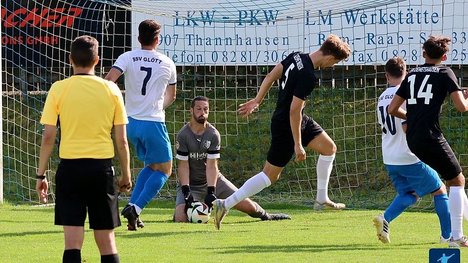Glötts Keeper Dominik Trenker war bei dieser Chance von Michael Schwarz (5) zur Stelle, konnte aber die 0:2-Niederlage beim neuen Spitzenreiter nicht verhindern. 