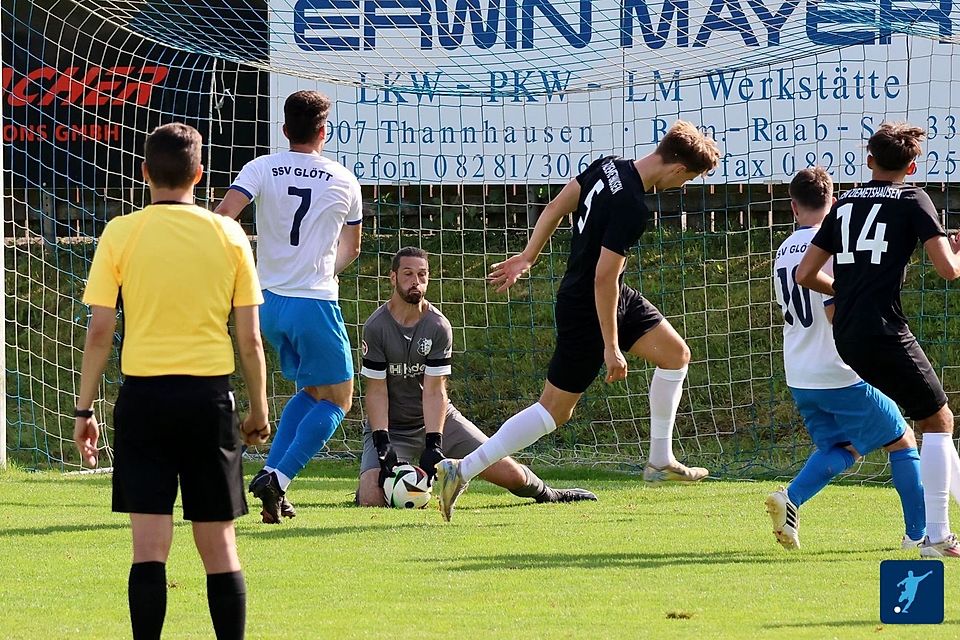Glötts Keeper Dominik Trenker war bei dieser Chance von Michael Schwarz (5) zur Stelle, konnte aber die 0:2-Niederlage beim neuen Spitzenreiter nicht verhindern. 