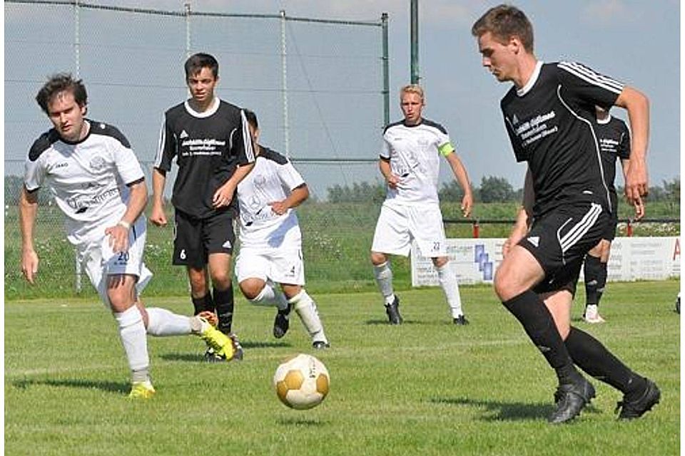 Liefen meistens nebenher: die Spieler des TSV Ganderkesee (weiße Trikots) in Esenshamm. Felix Großmann