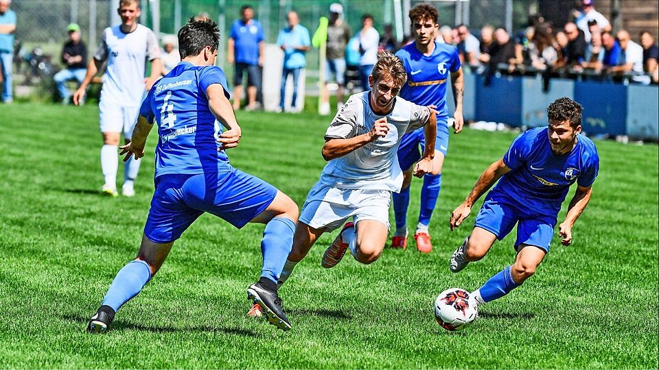 Vor allem im ersten Abschnitt sorgte Tim Wagner (Mitte) für viel Betrieb und erzielte  den zwischenzeitlichen 1:1-Ausgleich für den VfB Obertürkheim. 