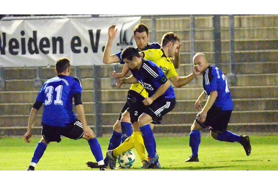 Wacker gehalten hat sich der FC Amberg (in gelb) in Weiden. Am Ende sprang im Derby ein 1:1 heraus. F: Nachtigall