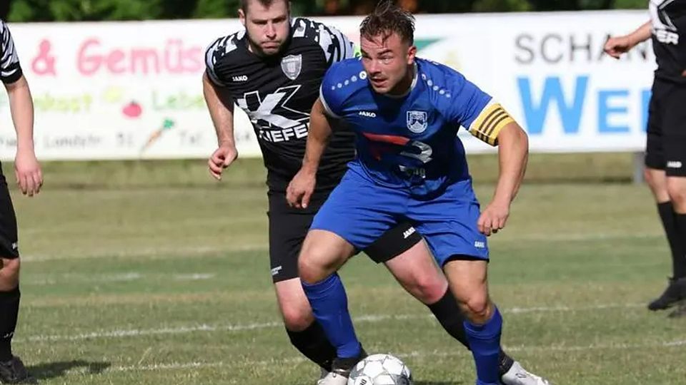 Auch "Hans-Dampf" Lukas Prior, hier im Turnierspiel gegen Dautphetal, konnte den Abstieg des FSV Buchenau aus der Kreisoberliga nicht verhindern. Strebt mit den Lahnlustlern aber den sofortigen Wiederaufstieg an. © Jens Schmidt