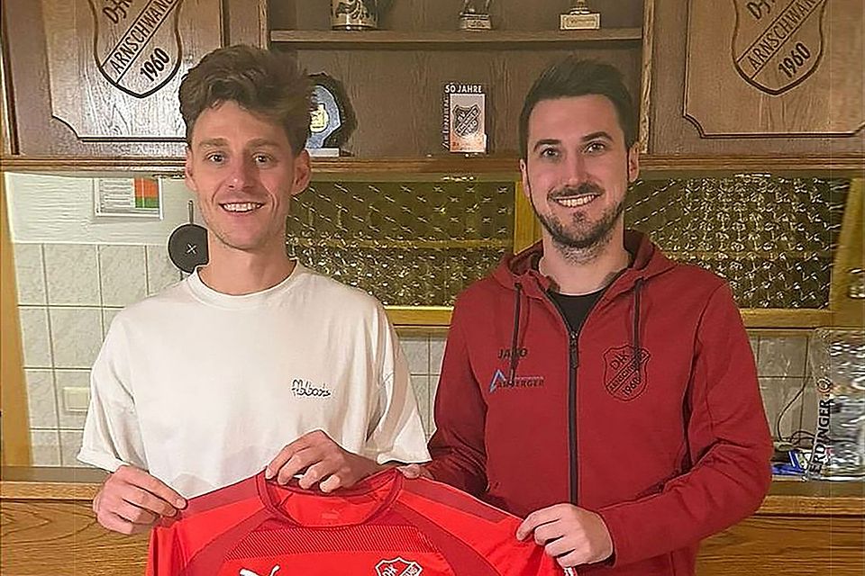 Die DJK-Verantwortlichen um Vize-Abteilungsleiter Andreas Sturm (rechts) freuen sich ungemein über Burgfelds Zusage. Die DJK-Verantwortlichen um Vize-Abteilungsleiter Andreas Sturm (rechts) freuen sich ungemein über Burgfelds Zusage.