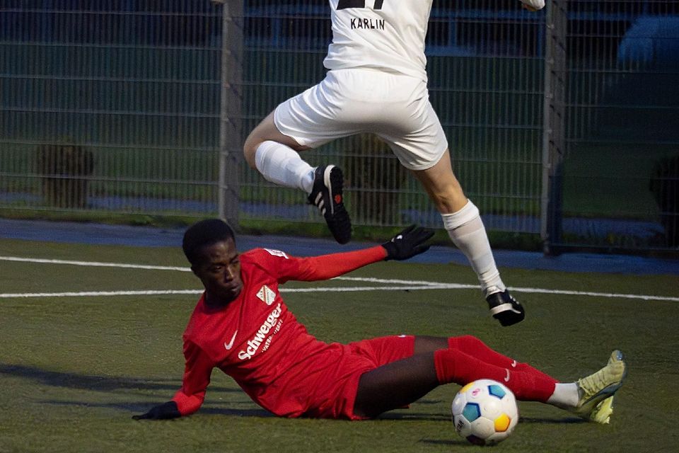 Rutschte ins VfB-Abwehrzentrum und in jeden Ball: Forstinnings Neuzugang (rot) Michael Appiah
