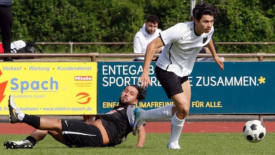 Die SG Trebur-Astheim (rechts Adrian Khang Muders) war auf gutem Weg, im Heimspiel einen Punkt zu holen, doch der FC Türk Gücü Rüsselsheim (links Zafer Furat) verwandelte in der 90. Minute noch einen Strafstoß zum Siegtreffer. 	Foto: Andre Dziemballa