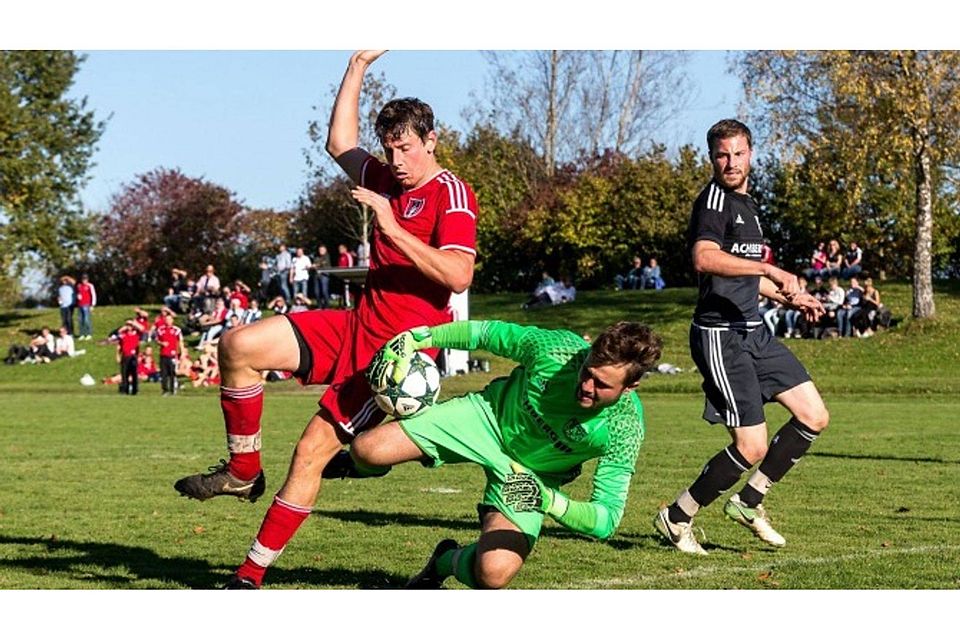 SVA-Torwart Dennis Schupp rettet gegen den heranstürmenden Alexander Pfister in höchster Not. Unterm Strich verliert Achberg gegen den VfL Brochenzell mit 1:2. Foto: Christian Flemming