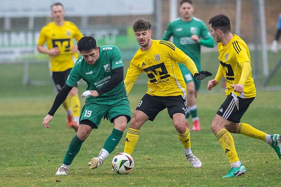 Spielertrainer Bastian Freisinger (Mitte) schoss den SV Hahnbach last-Minute zum Auswärtssieg.