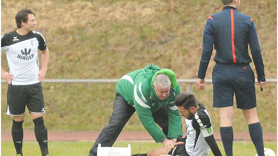 FCG-Masseur Jens Glende kümmerte sich sofort um René Schröders lädierten Oberschenkel. Ob der Kapitän trotzdem ausfällt, ist noch offen.	F.: Walter Brugger
