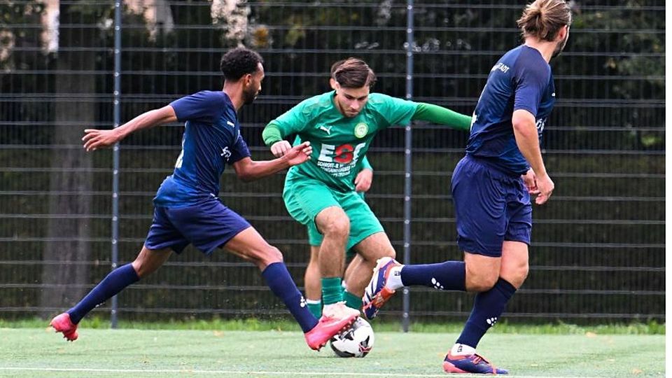 Musab Sener (Mitte) steuerte zwei Treffer zum 6:2-Derbysieg des VfR Groß-Gerau II gegen Büttelborn bei	Archivfoto: Uwe Krämer