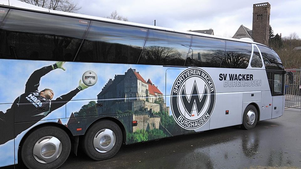 Der Mannschaftsbus des SV Wacker Burghausen.