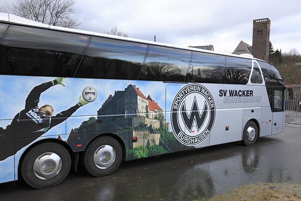 Der Mannschaftsbus des SV Wacker Burghausen.