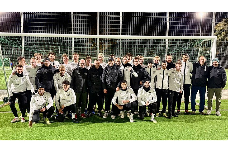 Strahlende Gewinner: Die Kicker des SV München West samt ihres Stargasts Lothar Matthäus. 