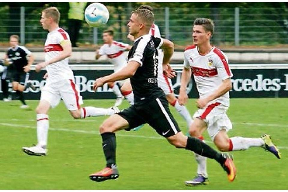 Mit Riesenschritten stürmt Elversbergs torgefährlicher Mittelfeldstratege Maximilian Oesterhelweg (vorne) durch die Reihen der Stuttgarter und schießt zum 2:0-Endstand ein. Nach dem Spiel gab es dann unschöne Szenen: Die Fans der SV Elversberg wurden von VfB-"Fans" angegriffen.Foto: Lehmann