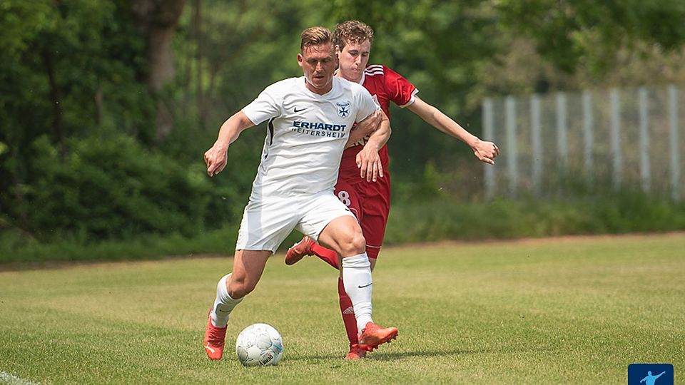 Routinier Philipp Anton (am Ball) erzielte gegen den FC Emmendingen das zwischenzeitliche 2:0 für den FC Heitersheim. Am Ende trennten sich die Teams mit 2:2.