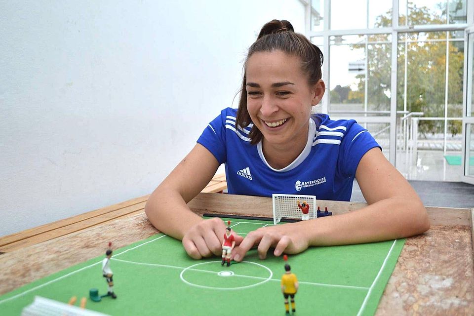 Man sieht’s ihr an: Sarah Romert geht’s richtig gut. Die bislang jüngste Verbandstrainerin des Bayerischen Fußball-Verbandes sagt: „Ich weiß das sehr zu schätzen, wie sich das alles für mich entwickelt hat und wo ich heute stehe.“
