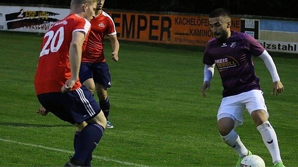 Ali Matin Bakteari (r.) vom BV Bad Lippspsringe traf zum zwischenzeitlichen 0:2 im Achtelfinalspiel beim SJC Hövelriege.