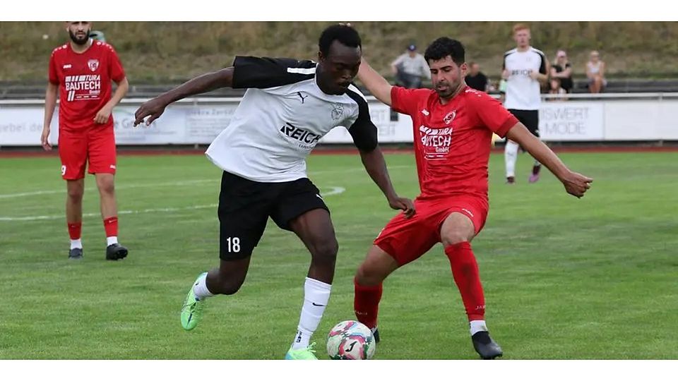 Bitterer Nachmittag für Mahamoud Moitatchiou (l.) und die SG Eschenburg. In der Fußball-Gruppenliga gibt es eine Packung gegen den FSV Cappel. (Archivfoto) © Jens Schmidt