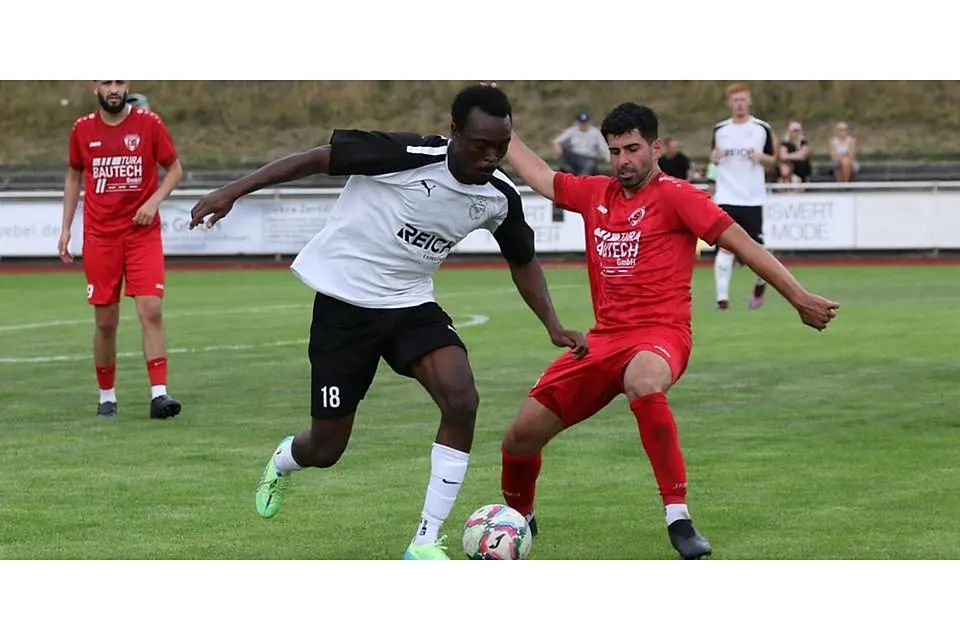 Bitterer Nachmittag für Mahamoud Moitatchiou (l.) und die SG Eschenburg. In der Fußball-Gruppenliga gibt es eine Packung gegen den FSV Cappel. (Archivfoto) © Jens Schmidt Bitterer Nachmittag für Mahamoud Moitatchiou (l.) und die SG Eschenburg. In der Fußball-Gruppenliga gibt es eine Packung gegen den FSV Cappel. (Archivfoto) © Jens Schmidt