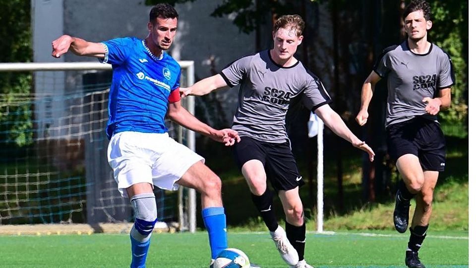 Die SKV Mörfelden um Samuel Linares Barja (links) konnte sich gegen druckausübende Dornheimer um Jonas Putzenlechner (Mitte) und Leonard Wegert beim 2:0-Sieg behaupten.	Foto: Uwe Krämer