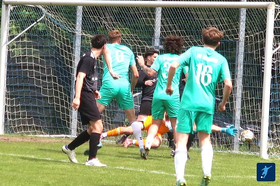 Tobias Deutsch (Nr. 9) eröffnet den Torreigen gegen den FC Limbach III mit dem Treffer zum 1:0. Der Tabellenführer der Bezirksliga Neunkirchen, die SG Bexbach, steht jetzt zum Saisonfinale vor der schweren Aufgabe gegen Niederbexbach. Tobias Deutsch (Nr. 9) eröffnet den Torreigen gegen den FC Limbach III mit dem Treffer zum 1:0. Der Tabellenführer der Bezirksliga Neunkirchen, die SG Bexbach, steht jetzt zum Saisonfinale vor der schweren Aufgabe gegen Niederbexbach.