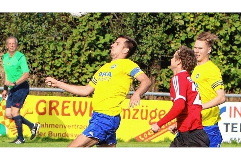 Kapitän Philip von Lindt (links) hatte mit seinem Tor zum 3:2 und dem Heimsieg des Osterbyer SV gegen den TSV Kropp II doppelten Grund zur Freude. Foto:Pil