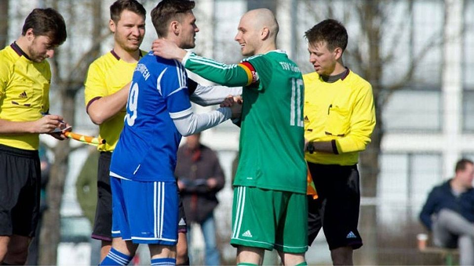 Freundschaftliches Verhältnis: die beiden Kapitäne Michael Vodermeier (l./FC Deisenhofen) und Ivan Bakovic vom TSV Grünwald. Foto: Robert Brouczek