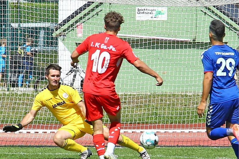 Frühe FC-Führung: Jonas Schrimpf schiebt zum 1:0 ein,
trifft später noch zum 2:3 gegen Dorfen.