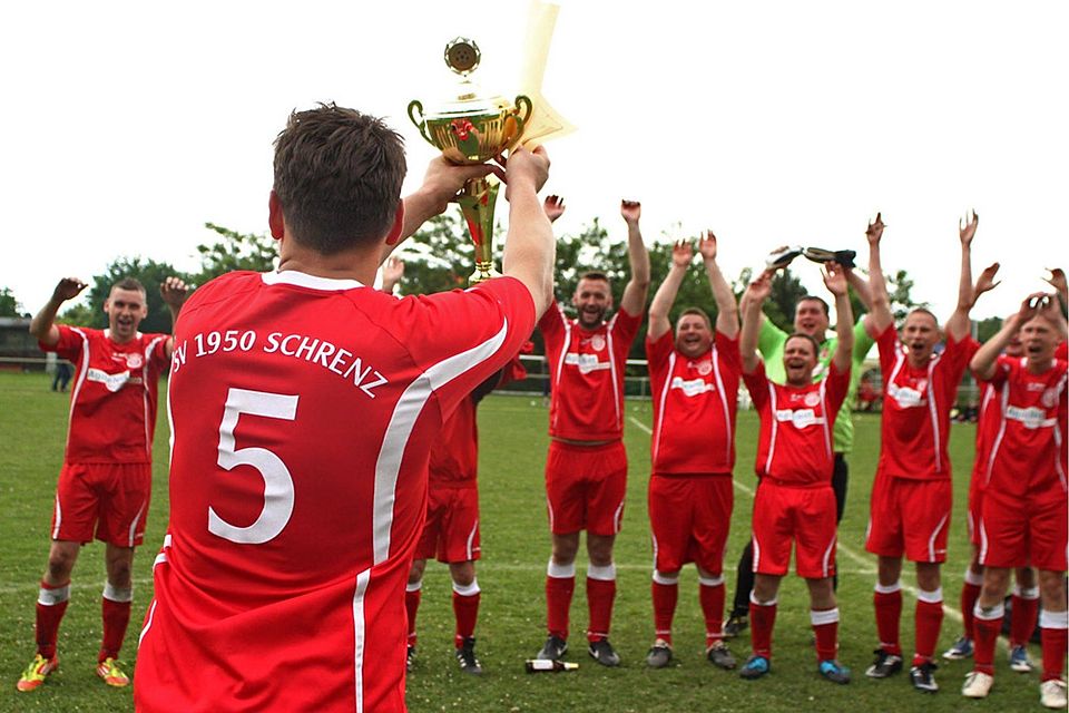 Ray Kirst (Nummer 5) präsentiert seiner Mannschaft den Pokal für die Meisterschaft. Ray Kirst (Nummer 5) präsentiert seiner Mannschaft den Pokal für die Meisterschaft.