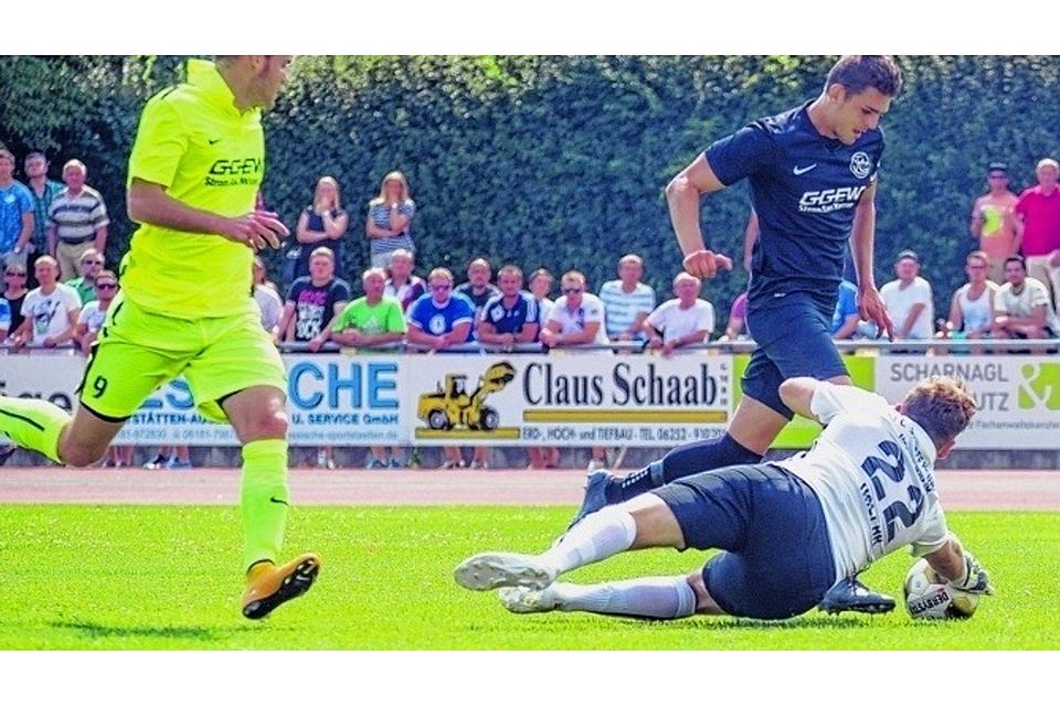 Florian Frölich (schwarzes Trikot) wechselt zur neuen Saison vom FC Alsbach zur Spvgg. Seeheim-Jugenheim. Archivfoto: Sascha Lotz