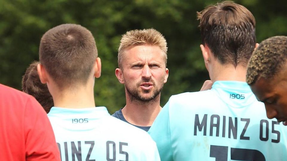 Zog mit seinen Jungs Lehren aus der bitteren Pokalniederlage auf Schalke: 05-Coach Benjamin Hoffman (Mitte). 	