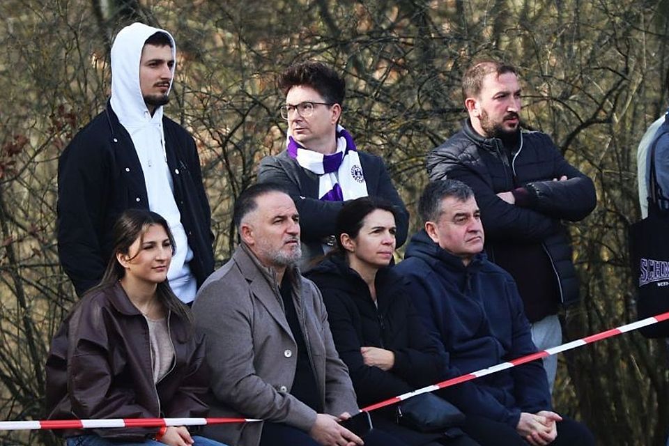 Vorstandsvorsitzender Ariel Gala (Mitte mit Tebe Schal)