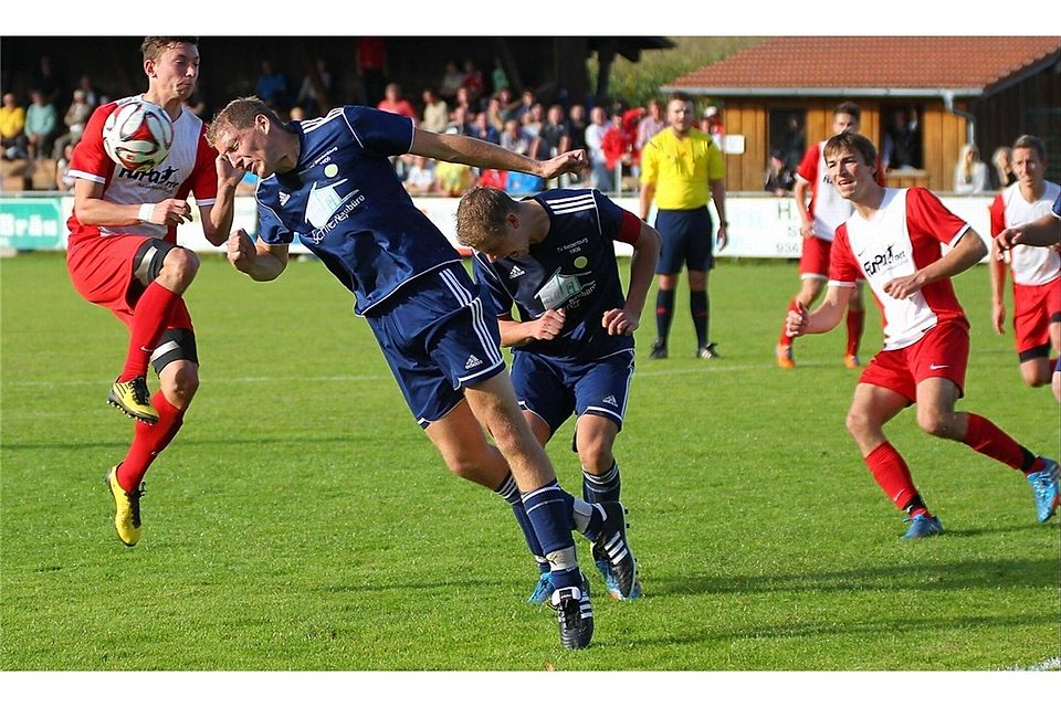 Der TV Riedenburg (in blau) ist mit zwei Siegen auf Kurs, aber Spielertrainer Andi Schäffer sieht noch Schwächen.  Foto: Archiv