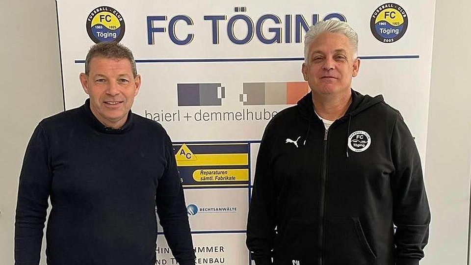 Hat sich mit dem sportlichen Leiter Klaus Maier auf eine Fortführung der Zusammenarbeit beim FC Töging geeinigt: Trainer Christian Hutterer (rechts).