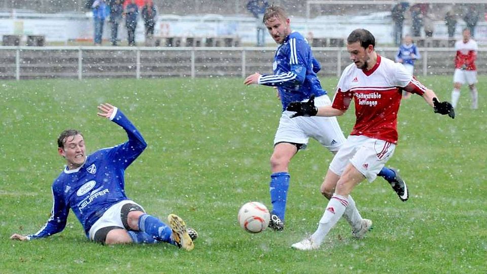 TSV Kuppingen (links) muss dagegenhalten: Bei Niederlage gegen Hildrizhausen droht der Abstiegskampf Foto (Archiv): Holom