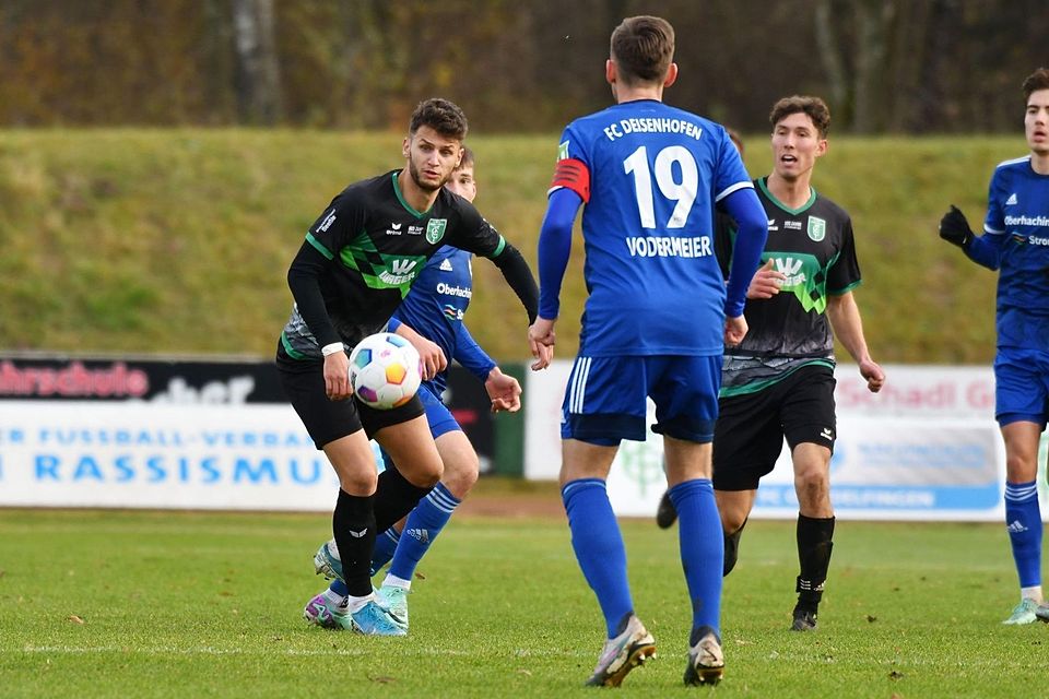 Der FC Deisenhofen (hier: Kapitän Vodermaier) spielt gegen den FC Gundelfingen.