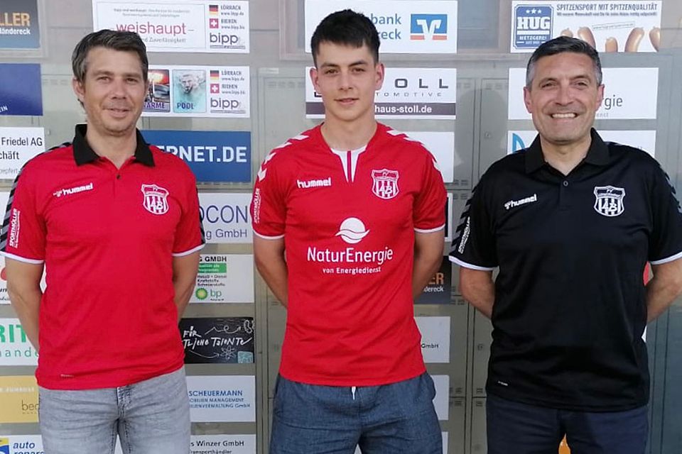 Von links: Sporchef Tobias Jehle, Rückkehrer Julian Rümmele und Co-Trainer Antonio Ratto | Foto: FV Lörrach-Brombach