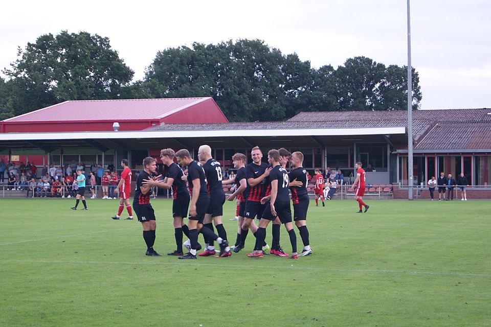 Aufsteiger VfL Emslage Bleibt Die Sensation Der Bezirksliga Weser-Ems ...