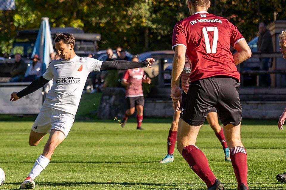 Starke Leistung: Dan Petru Samoila (l.) ebnete Kreuth mit seinem 1:0 den Sieg.