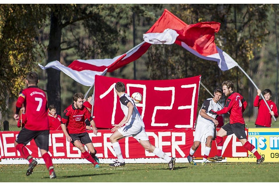 Nicht nur die Eckersmühlener Jungs zeigten Flagge, sondern auch die Röttenbacher Kicker (in Weiß), die angriffsfreudig auftraten und ihre unselige Serie an der Jahnstraße mit dem 3:2 beendeten. F: Götz