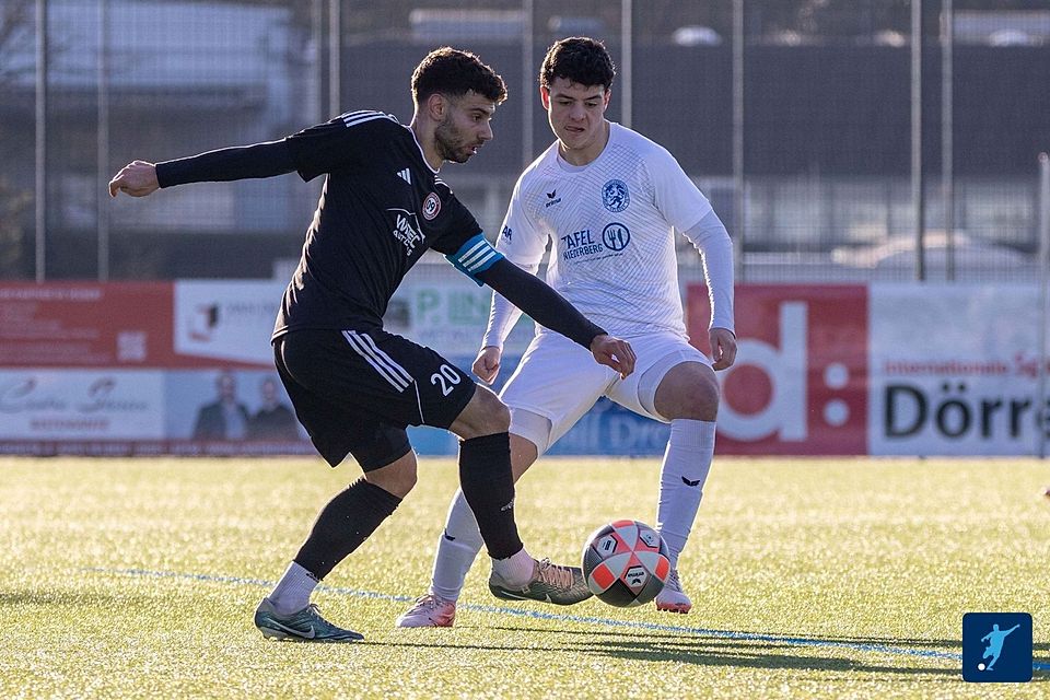 Kapitän Claudio Heider (in schwarz) bleibt dem SV Bergisch Gladbach 09 erhalten.