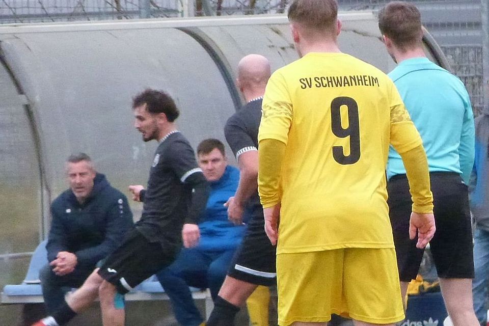 In der Fußball-C-Liga wird das Spiel des SV Schwanheim gegen den SV Vorwärts Bobstadt nach tumultartigen Szenen noch vor der Pause abgebrochen. 