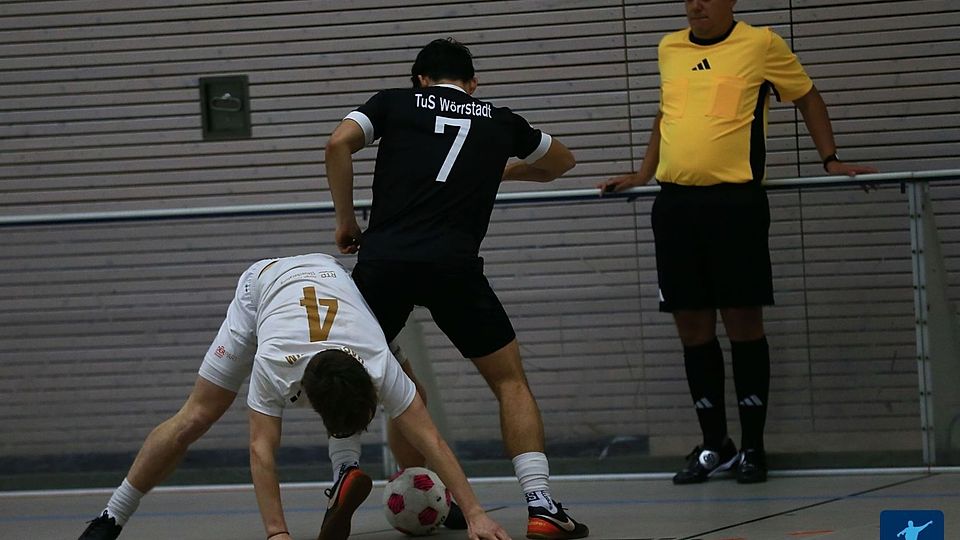 Enge Zweikämpfe an der Bande gab es beim Autohaus am Petersberg-Cup in Gau-Odernheim