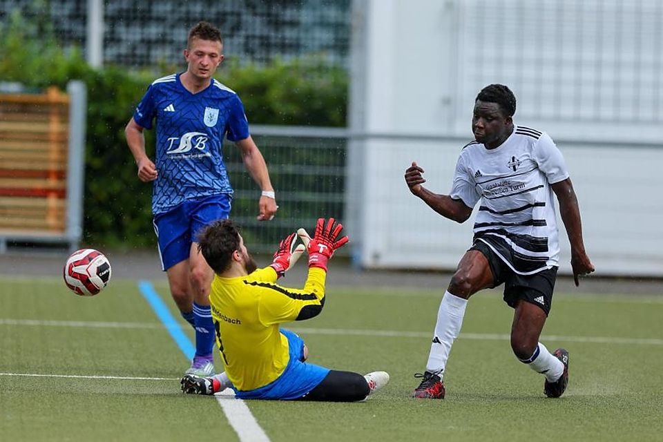 Der Ball pasiert Medenbachs Torhüter Dominic Boensch, Abdoul-Halik Zakari vom FSV Schierstein 08 schaut erwartungsvoll hinterher - am Ende dürfen sich beide Teams über den Kreisoberliga-Verbleib freuen.	Foto: Jörg Halisch