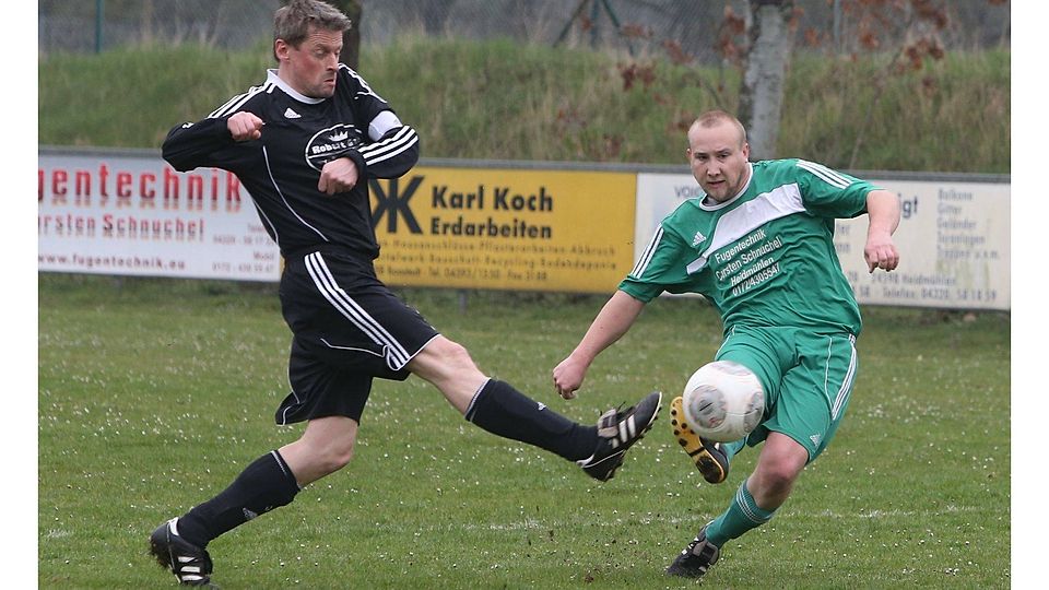 Heidmühlens achtfacher Torschütze Sören Westphal (re.) ist vor Schmalensees Timo Hoting am Ball. Foto: Nils Göttsche