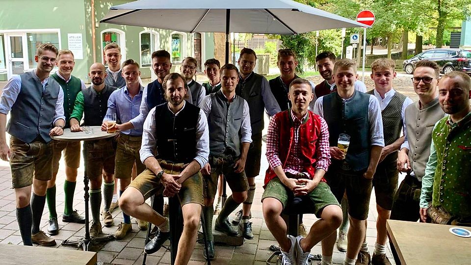 Gerüstet für die Festwoche ist auch der FC Schwaig. Auf dem Bild links machen sich die Landesliga-Fußballer gerade bereit für den gemeinsamen Marsch vom Speak Easy zum Herbstfestgelände.