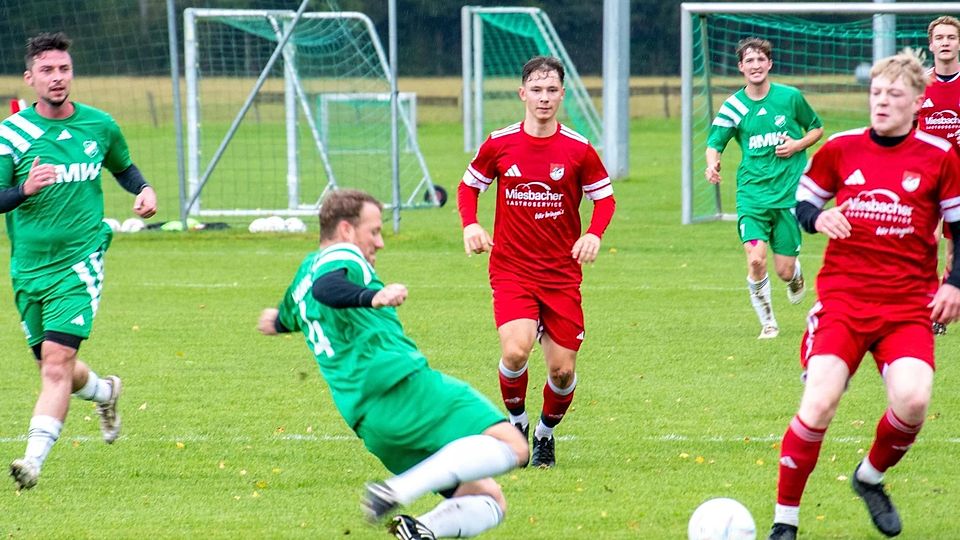 Fußball A-Klasse 4Foto: SV Warngau in grün - SV Miesbach II   Foto tp