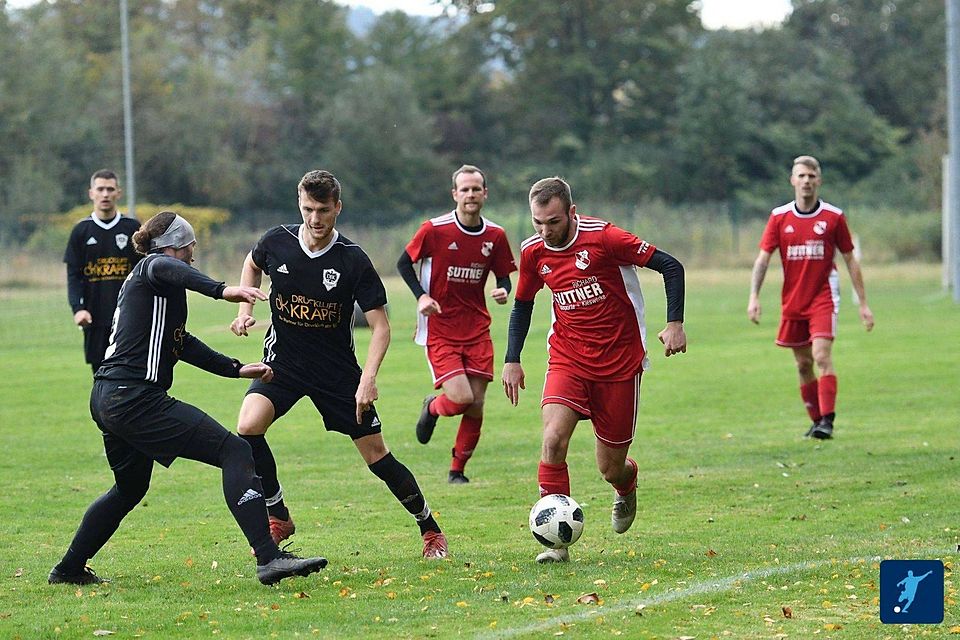 Mit einem 1:0 gegen den FC Dießfurt (in rot) hat die DJK Weiden (in schwarz) einen weiteren Riesenschritt in Richtung Klassenerhalt in der Kreisliga getan.