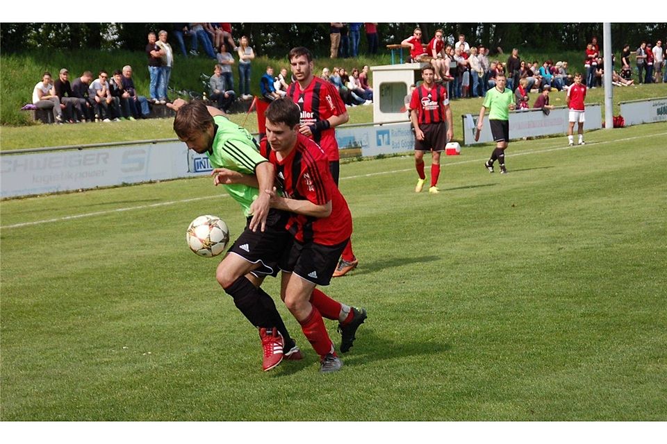 Schwaig (in grün) hat noch sechs Zähler Vorsprung, aber auch ein Spiel mehr als Verfolger Wildenberg II/Biburg.  Foto: Archiv