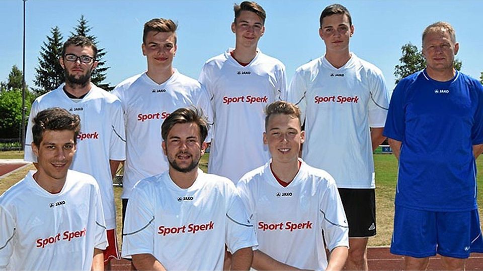 Trainer Gerd Bauer (hintere Reihe Erster von rechts) präsentiert 7 von sage und schreibe 19 Neuzugängen. Dabei kommen 17 neue Gesichter aus dem eigenen Nachwuchs.